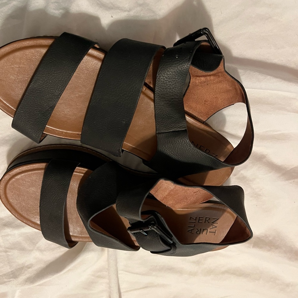 Naturalizers Womens platform black sandals